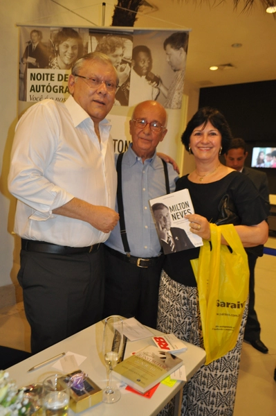 Milton levantou-se para cumprimentar a lenda do automobilismo brasileiro Bird Clemente, que veio acompanhado de sua esposa Luiza, na noite de autógrafos de Milton Neves em 11 de novembro de 2013, no Shopping Frei Caneca. Foto: Marcos Júnior/Portal TT