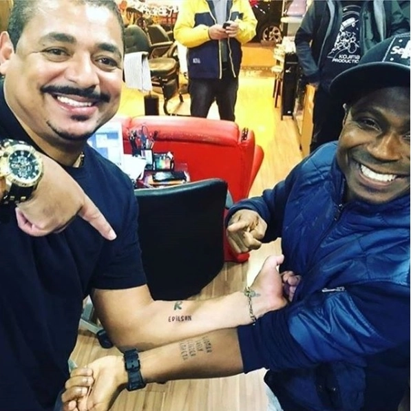 Os parças! Vampeta e Edílson Capetinha tatuam os nomes um do outro, em 13 de julho de 2018. (Foto: Reprodução - Instagram @vampeta05)
