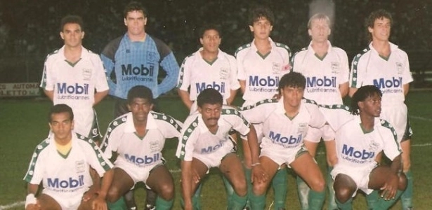 União São João em 1991. O terceiro em pé, da esquerda para a direita é Roberto Carlos. O quinto é Henrique e o último é Lino. Agachados, o terceiro é Washington. Foto: UOL