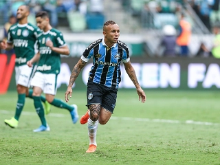 Jogador do Grêmio superou Coutinho e Ibrahimovic. Foto: Lucas Uebel/Grêmio FBPA