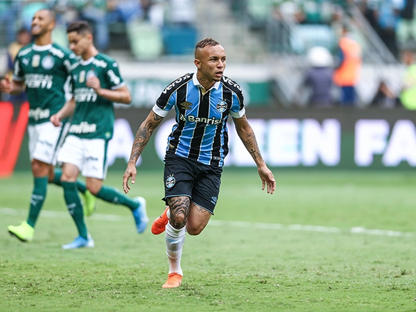Jornal inglês coloca Everton, do Grêmio, como 92º melhor jogador