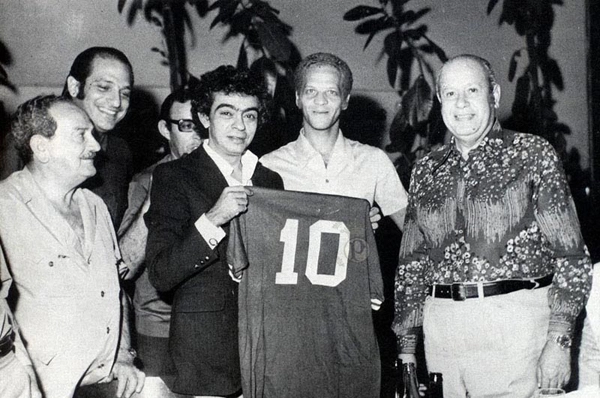 Em 21 de setembro de 1973, dia em que o humorista Chico Anysio foi homenageado pela Sociedade Esportiva Palmeiras. Na foto, ele ao lado de Ademir da Guia, segurando uma camisa presenteada pelo então camisa 10 esmeraldino. Foto: Divulgação