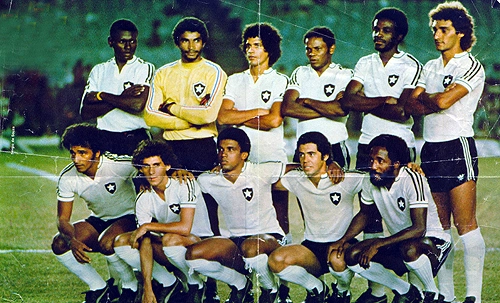 Vejam o Botafogo na década de 1970 no gramado do Maracanã. Acima estão Perivaldo, Zé Carlos, Luizinho, Rodrigues Neto, Renê e Osmar; agachados temos Gil, Mendonça, Nílson Dias, Bráulio e Paulo César Caju