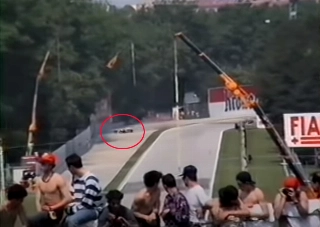 O choque da Williams FW16 contra o muro da Tamburello, em &Iacute;mola. Foto: Reprodu&ccedil;&atilde;o