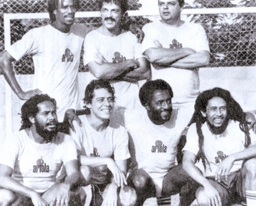 Paulo Cesar Caju (o terceiro agachado, da esquerda para a direita) com craques da música. Toquinho é o segundo em pé. Chico Buarque é o segundo agachado. E o último agachado é ele mesmo! O saudoso Bob Marley