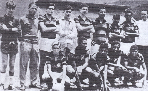 Foto enviada pelo historiador Walter Roberto Peres, leitor do site. Caju era o meia-esquerda do infantil do Flamengo, em 1964. Ele é o penúltimo agachado