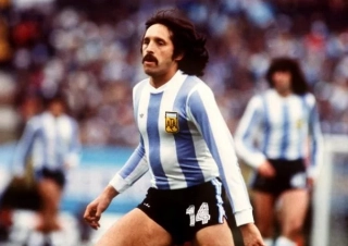 Ex-centroavante argentino completaria 77 anos hoje. Foto: Divulga&ccedil;&atilde;o/AFA