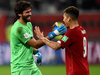 Ao lado de Firmino, Alisson garantiu classificação do Liverpool no Mundial. Foto: Liverpool/Divulgação