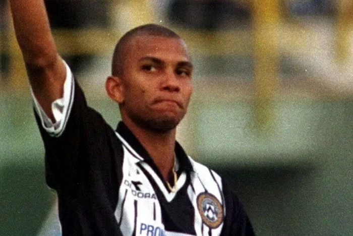  O ex-atacante Amoroso em sua passagem pela Udinese, da Itália, em 1998. Crédido da foto: Renato Ferrini/Associated Press, via Portal UOL.