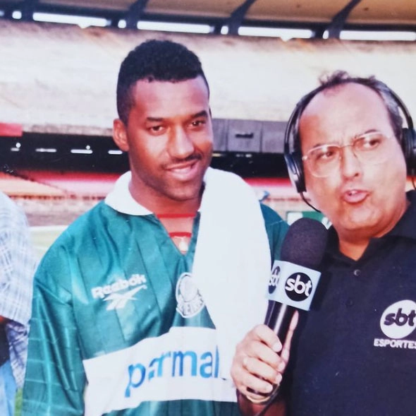 No Maracanã, então pelo Palmeiras, clube que defendeu entre 1996 e 1998, Viola é entrevistado pelo repórter Luiz Ceará (SBT). Foto: arquivo pessoal de Luiz Ceará