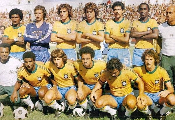 Brasil, em 1978. Equipe que  fez a preparação para a Copa do Mundo na Argentina. Da esquerda para a direita, em pé: Toninho Baiano, Emerson Leão, Oscar Bernardi, Edinho, Toninho Cerezo, Amaral e o preparador físico Admildo Chirol. Agachados: o massagista Nocaute Jack, Tarciso, Zico, Reinaldo, Rivellino e Dirceuzinho