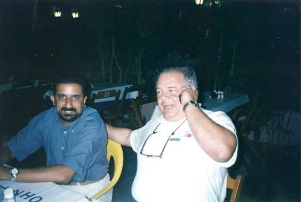 Tat&aacute; Muniz e Luciano do Valle, sentados &agrave; mesa