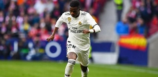 Ex-jogador do Real Madrid afasta comparação entre Vinicius Júnior e Robinho