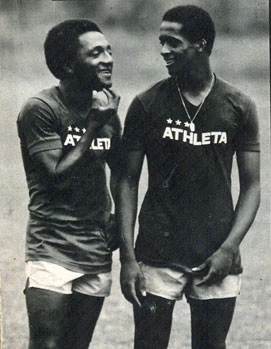 Paulo César Caju (esquerda) e Enéas (direita) conversam durante um treinamento. Foto: Manchete Esportiva