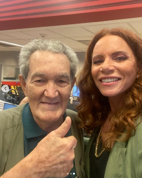 Léo Batista ao lado da colega jornalista Leilane Neubarth em 1º de abril de 2024, durante visita de Léo à redação da GloboNews. Foto: arquivo pessoal de Leilane Neubarth