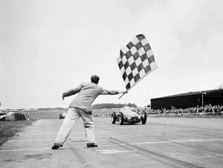 Bandeira quadriculada para Giuseppe Farina. Foto: Divulga&ccedil;&atilde;o