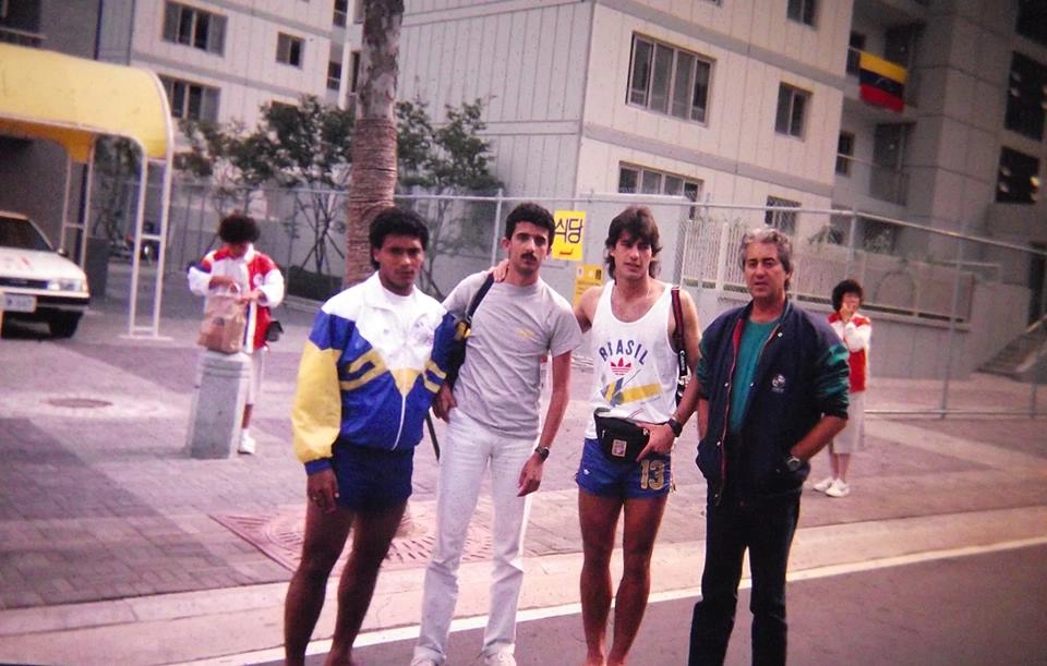 Na Vila Olímpica, durante os Jogos de Seul em 1988, da esquerda para a direita, Romário, Tatá Muniz, André Cruz e Chico José.