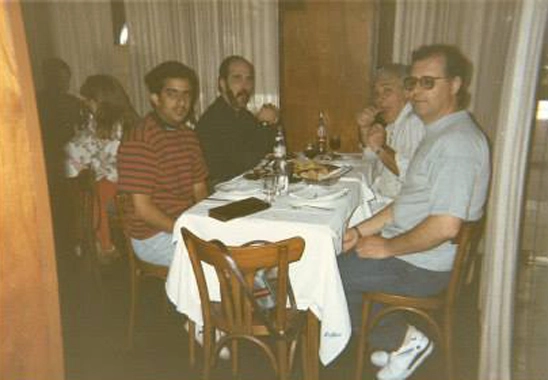Sentados à mesa, da esquerda para a direita, Tatá Muniz, Mário Sérgio e Silvio Luiz.