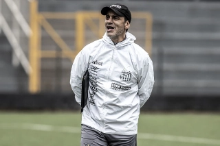 Fabián Bustos comanda atividade do Peixe no CT Rei Pelé. Foto: Divulgação/Santos