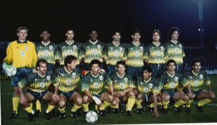 Time só de craques. Da esquerda para a direita, em pé: Taffarel, Aldair, Evair, Júlio César, Mauro Galvão, Amarildo, Branco e Casagrande. Agachados: Alemão, Zico, Careca, Dunga, Silas, jogador não identificado e Edmar