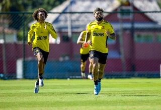 Willian Arão e Gabigol durante movimentação no Ninho do Urubu. Foto: Marcelo Cortes/Flamengo