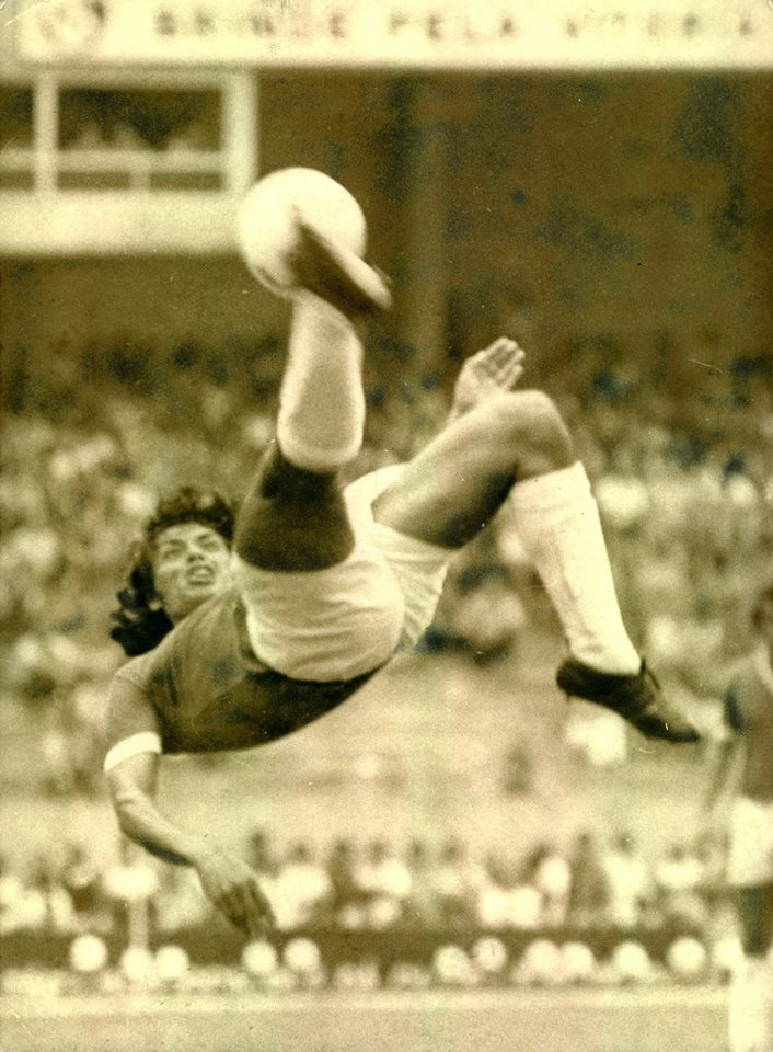 A raça de Figueroa, com uma bicicleta, afastando a bola. Foto: História do Sport Club Internacional