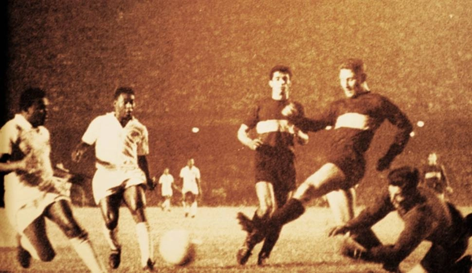 Coutinho e Pelé disputam com jogadores do Boca Juniors durante a primeira partida da decisão da Copa Libertadores, em 04 de setembro de 1963, no Maracanã. Coutinho marcou dois gols e Lima 1 na vitória santista por 3 a 2 diante dos argentinos. Foto: ASSOPHIS (Associação dos Pesquisadores e Historiadores do Santos F.C)