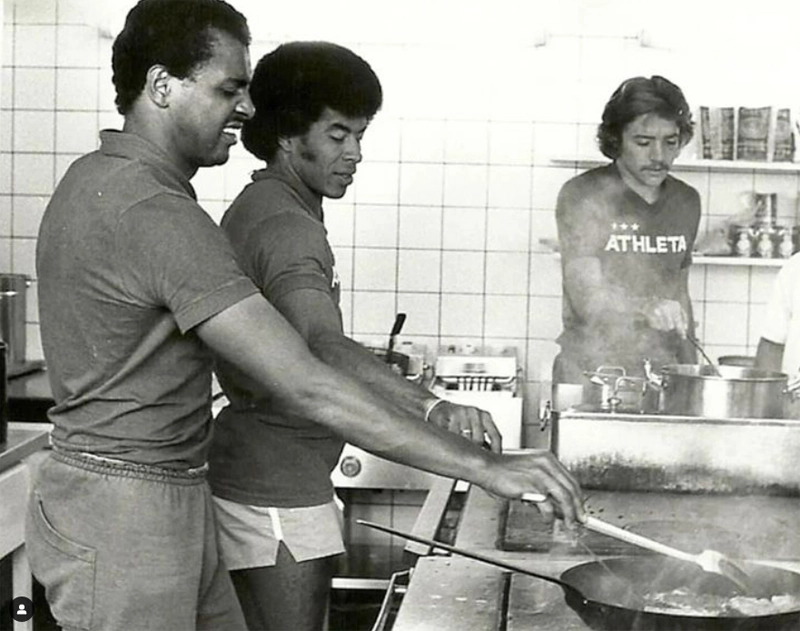 Luis Pereira, Jairzinho e Leivinha se servem na cozinha da concentra&ccedil;&atilde;o brasileira em 1974. Foto: Divulga&ccedil;&atilde;o 