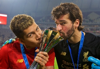 Ao lado de Firmino, goleiro brasileiro foi destaque no título do Liverpool. Foto: Twitter/Divulgação