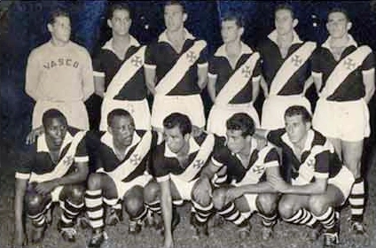 Em p&eacute;: H&eacute;lio, Paulinho, Bellini, &Eacute;lcio, Orlando e Coronel. Agachados: Sabar&aacute;, Rubens, Vav&aacute;, Almir e Pinga