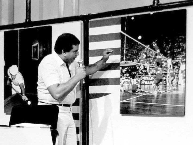 Luciano do Valle em a&ccedil;&atilde;o, esbanjando talento na tela da Bandeirantes e atr&aacute;s dele, na imagem, aparece o g&ecirc;nio do bilhar, Rui Chap&eacute;u