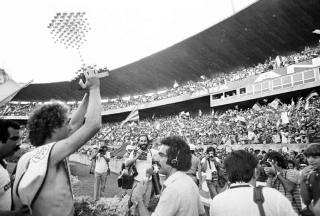 Falcão ergue a taça diante da torcida colorada no Beira-Rio em 1979. Foto: site oficial do Internacional