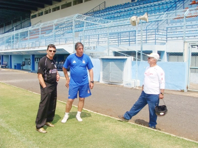 Na foto, da esquerda para a direita: Toninho Bodini, ex-MAC, Fernando, ex-Santos, e Davi