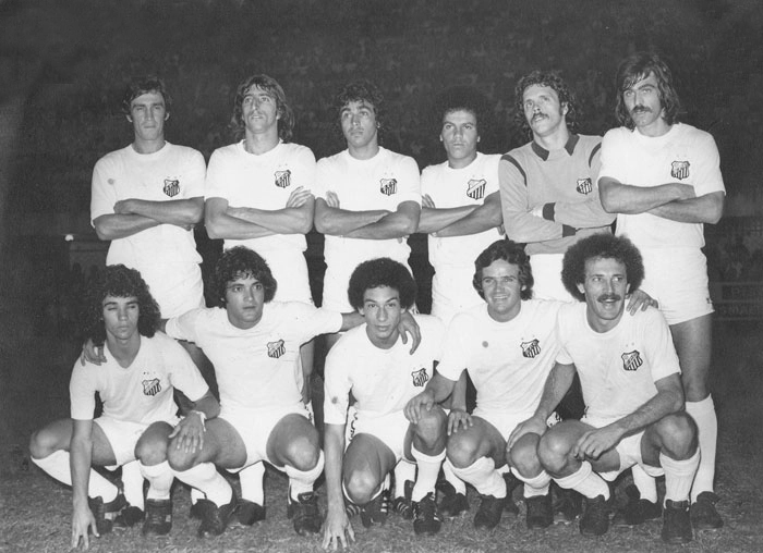 Em p&eacute;, da esquerda para a direita, Ney Roz, Clodoaldo, Tuca, Willians e Vicente. Agachados: Bab&aacute;, L&eacute;o Oliveira, Tost&atilde;o, Toinzinho e Brecha. Foto enviada por Renata Roz de Souza, filha de Ney Roz