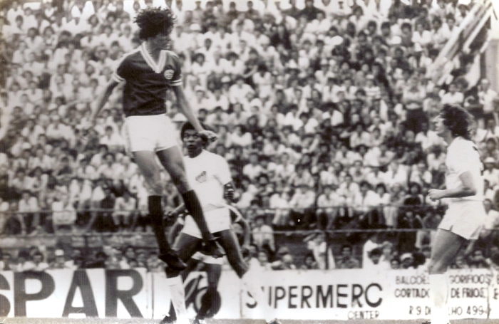 S&eacute;rgio Miranda salta para cabecear a bola e tirar de sua &aacute;rea. Ao fundo, aparece Rubens Feij&atilde;o e &agrave; direita, Fernando Narigudo, ambos do Peixe. Foto enviada por Alexandre Varrone