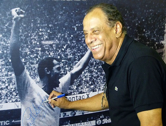 Carlos Alberto Torres autografa uma foto sua na Copa de 70. Foto: Reprodução de Vicente Seda/Globoesporte.com