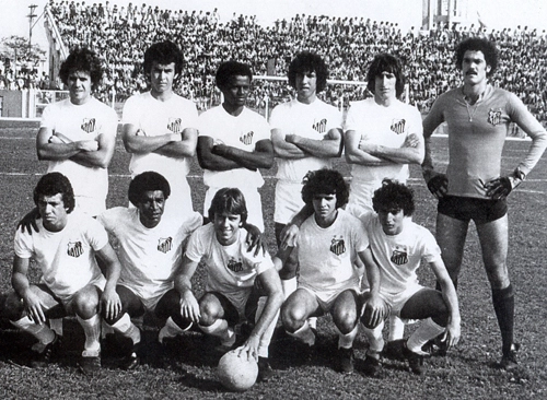 Um time santista do final dos anos 70. Em p&eacute;, da esquerda para a direita: Fausto, Toninho Vieira, Roberto, Gilberto Costa, Fernando Narigudo e Fl&aacute;vio. Agachados: Carlos Alberto Seixas (o Meningite), Rubens Feij&atilde;o, Claudinho, Cardim e M&aacute;rcio Fernandes.