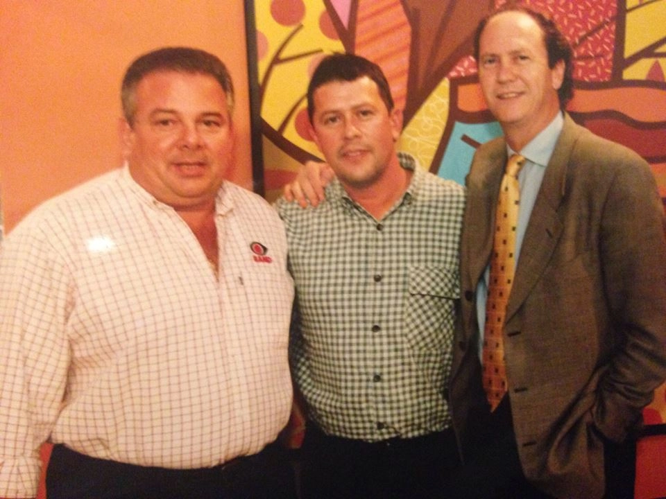 Luciano do Valle e Falc&atilde;o, o &uacute;ltimo da esquerda para a direita, posam para a foto