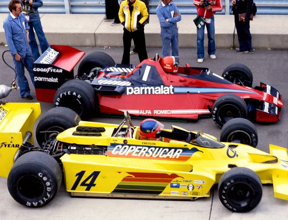 No pit-lane de Watkins Glen, nos Estados Unidos, Niki Lauda com sua Brabham BT46B (#1) e Emerson Fittipaldi com o Copersucar F5A (#14). Foto: Divulgação