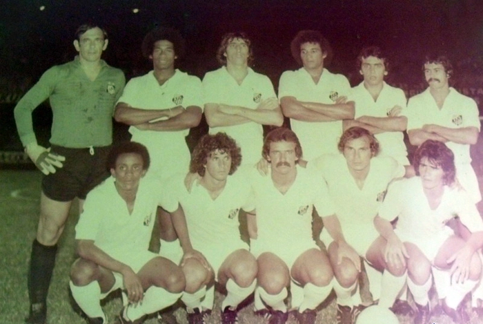 Da esquerda para a direita, em p&eacute;: Ricardo, Gilberto Sorriso, Fernando Narigudo, Jo&atilde;ozinho Rosa, Nelsinho Baptista e Carlos Roberto. Agachados: Juari, N&eacute;lson Borges, Toinzinho, Ailton Lira e Jo&atilde;o Paulo. Foto enviada por Lu&iacute;s Carlos Ferreira