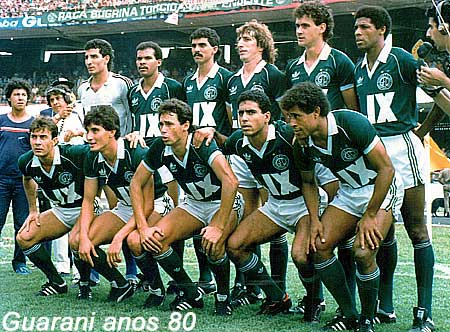 Time do Guarani da primeira partida da final do Brasileir&atilde;o de 1986. Em p&eacute;: S&eacute;rgio Neri, Marco Ant&ocirc;nio, Ricardo Rocha, Fernando Narigudo, Tosin e Z&eacute; M&aacute;rio. Agachados: Chiquinho Carioca, Tite, Evair, Marco Ant&ocirc;nio Boaideiro e Jo&atilde;o Paulo. Ligeirinho era o rep&oacute;rter que tentava ouvir S&eacute;rgio Neri. Tat&aacute; Muniz entrevistava Z&eacute; M&aacute;rio
