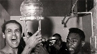 Uma foto, uma hist&oacute;ria! Tomando uma chuveirada, Gylmar e Pel&eacute; ap&oacute;s a conquista do bi mundial pelo Santos