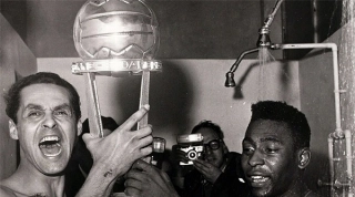 Uma foto, uma hist&oacute;ria! Tomando uma chuveirada, Gylmar e Pel&eacute; ap&oacute;s a conquista do bi mundial pelo Santos