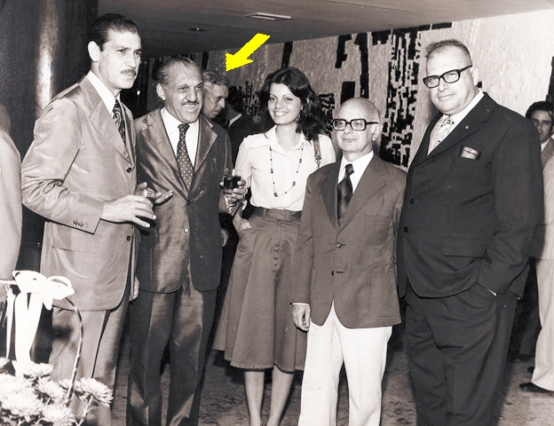 Festa do 34º aniversário em dezembro de 1975. Oswaldo Brandão, Jorge Mello, Pedro Luiz Paoliello (com seta amarela) de perfil e Braga Júnior (ao fundo) no canto direito da foto