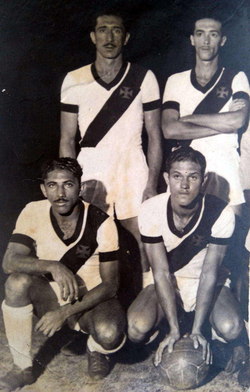 Jogadores do Vasco da Gama, em 1946. À direita, em pé, aparece Newton Senra, e agachado aparece Ademir de Menezes