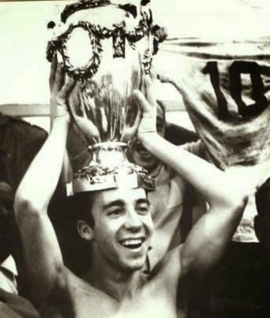 Segurando o troféu da Taça Brasil de 1966, que conquistou pelo Cruzeiro. Foto: Divulgação