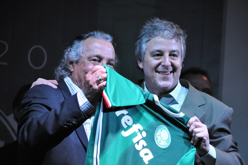 Ronaldo Drummond recebe camisa de presente de Paulo Nobre na noite da festa em homenagem aos ex-jogadores do Palmeiras, em 23 de setembro de 2016, no Palestra Itália. Foto: Marcos Júnior Micheletti/Portal TT