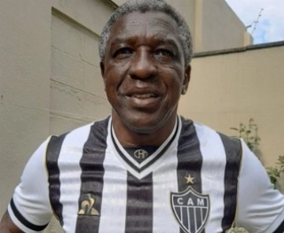 PARAB&Eacute;NS, PAULO ISIDORO - &Iacute;dolo do Galo, ex-meia-atacante chega aos 73 anos