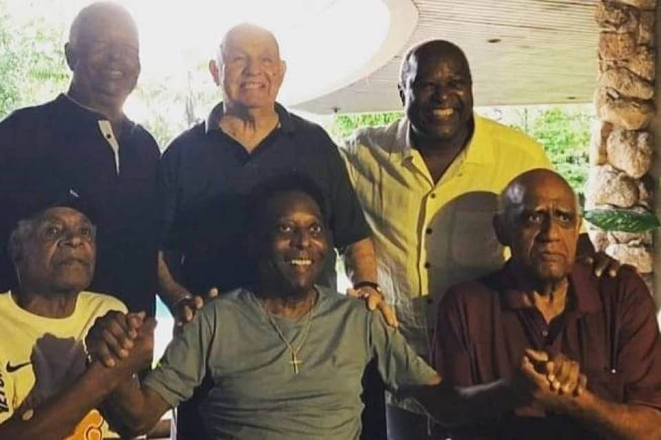 Encontro de craques do Santos em 13 de junho de 2019 no Guarujá, na casa de Pelé. Em pé, Lima, Pepe e Edu. Sentados: Dorval, Pelé e Mengálvio