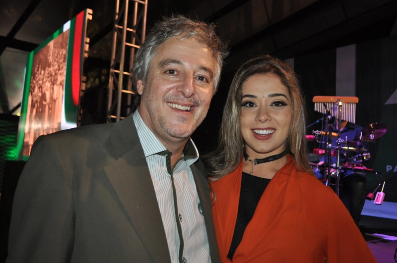 Paulo Nobre e a miss palmeirense Monique Santangelo na noite da festa em homenagem aos ex-jogadores do Palmeiras, em 23 de setembro de 2016, no Palestra Itália. Foto: Marcos Júnior Micheletti/Portal TT